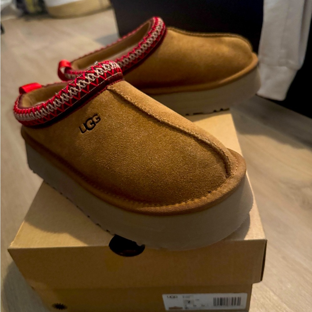 🧣🧦Brand new never worn platform ugg tazz women’s slippers with box color Chesnut